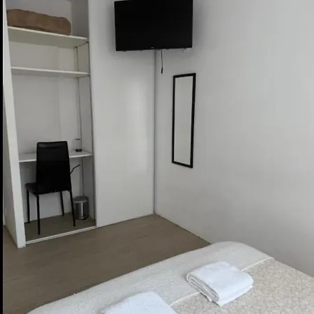 Pansiyon Location Proche De Toute Commodites A 1 Minute Du Tramway Et A 9 Min De Centre Et Parking Gratuit Dans Privee Nice