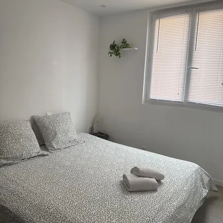 Habitación en casa particular Location In Private Security With Free Parking, 1 Minute From Tramway, 9 Minutes From The Center, Accessible Transports